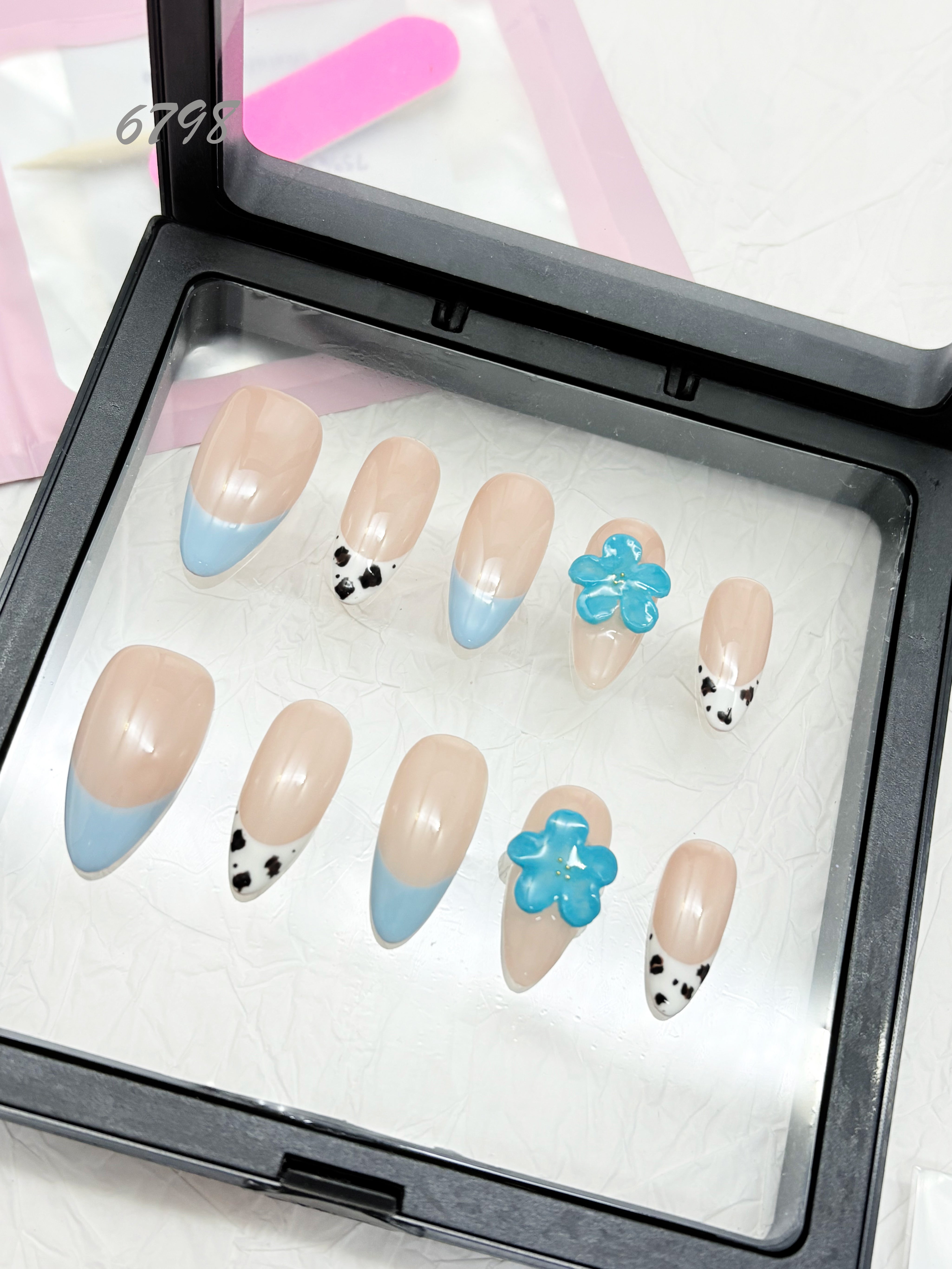 zb92..A wide variety of wearable nails in different styles.