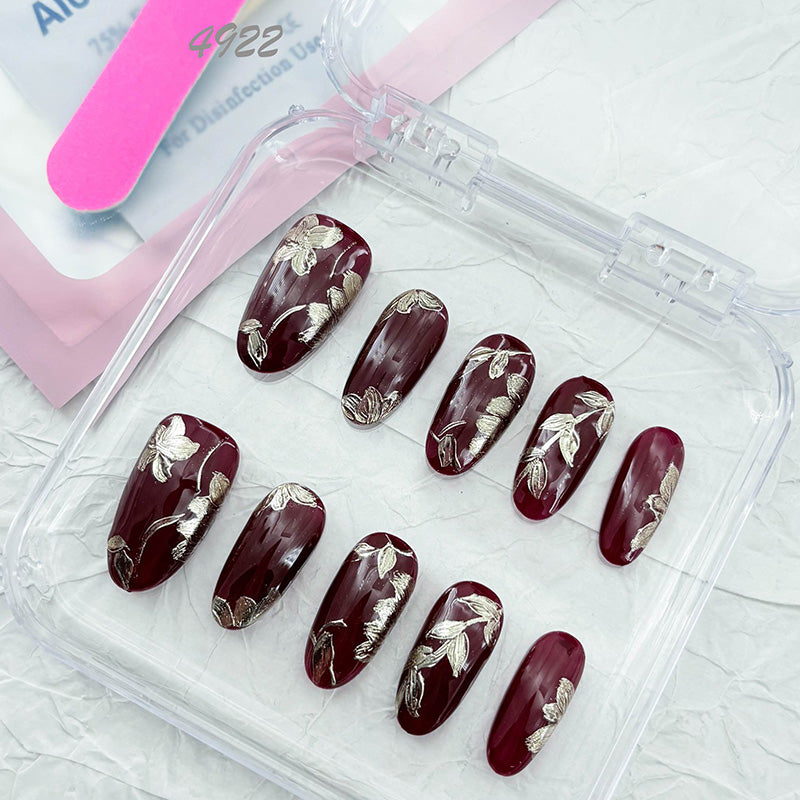 zb33..A variety of almond-shaped and square nails.