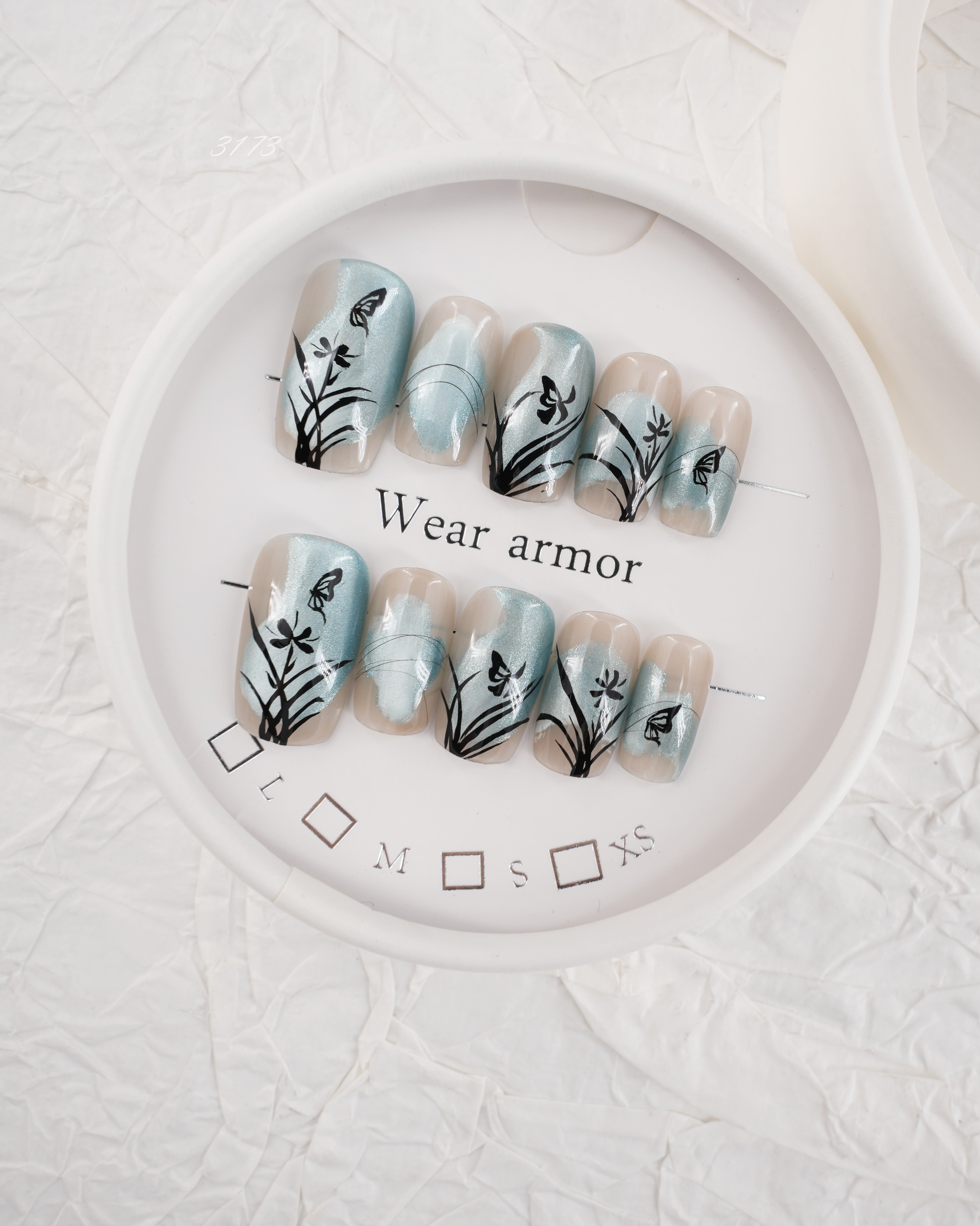zb11..Diverse and beautifully shaped armor pieces
