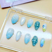 zb65..A display board featuring 24 different styles of fashionable and trendy nail art.