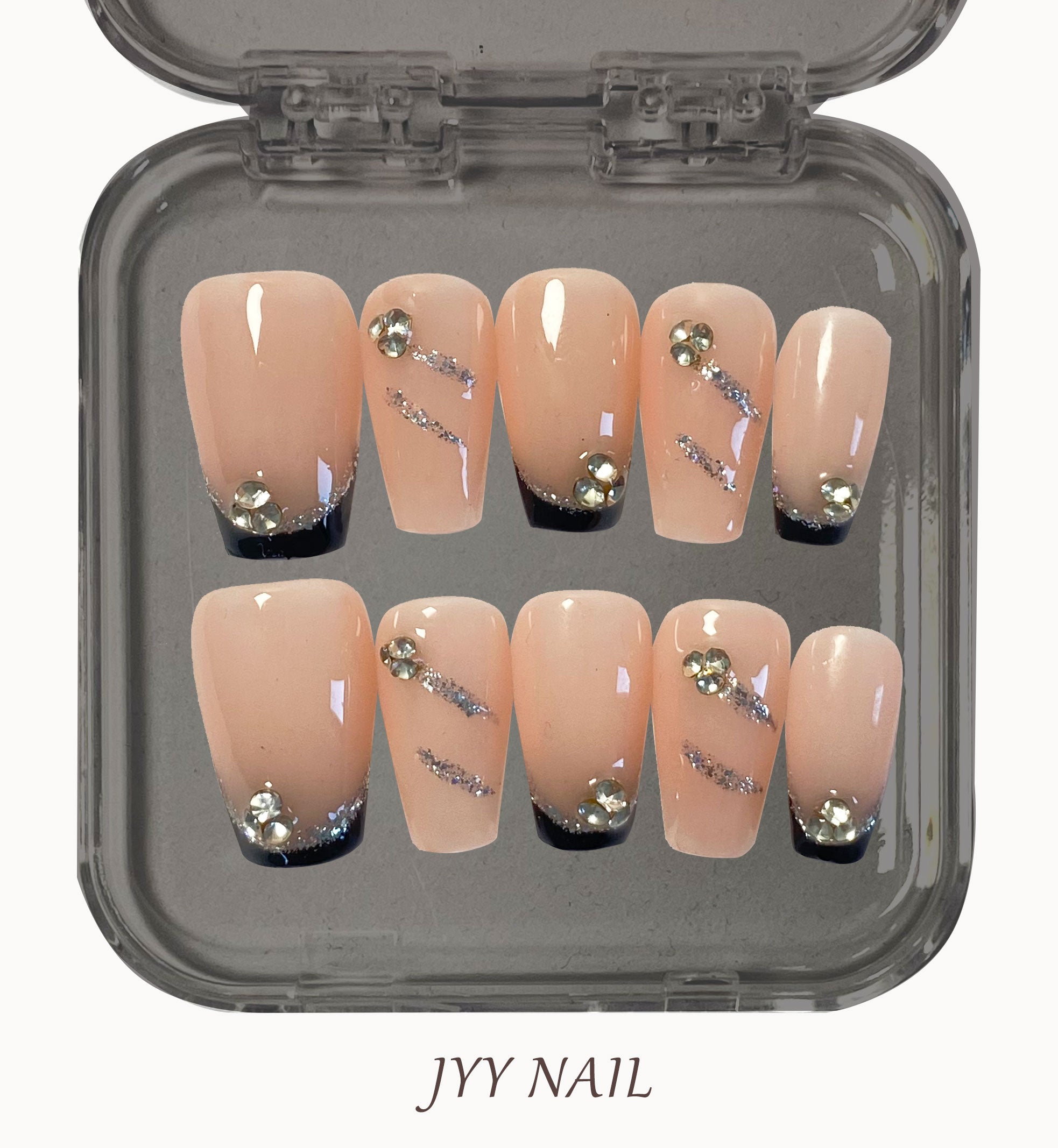 A135 Borde negro rosa nude: Lujo ligero con uñas francesas de color rosa nude y negro con diamantes