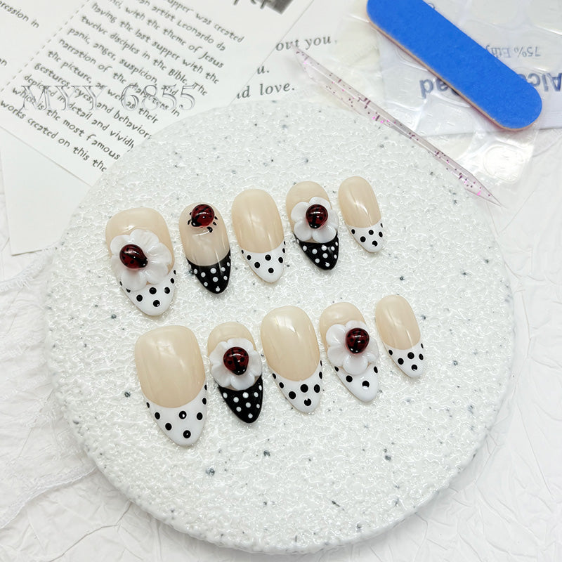 zb92..A wide variety of wearable nails in different styles.