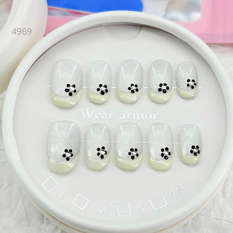 zb34..A collection of almond-shaped and square-shaped wearable nails