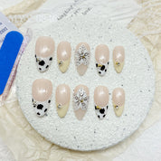 zb92..A wide variety of wearable nails in different styles.