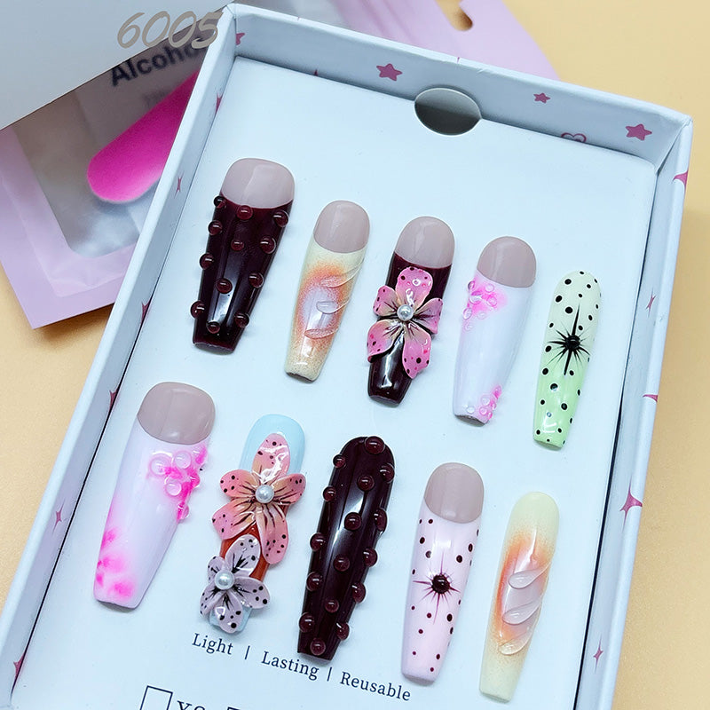 zb65..A display board featuring 24 different styles of fashionable and trendy nail art.