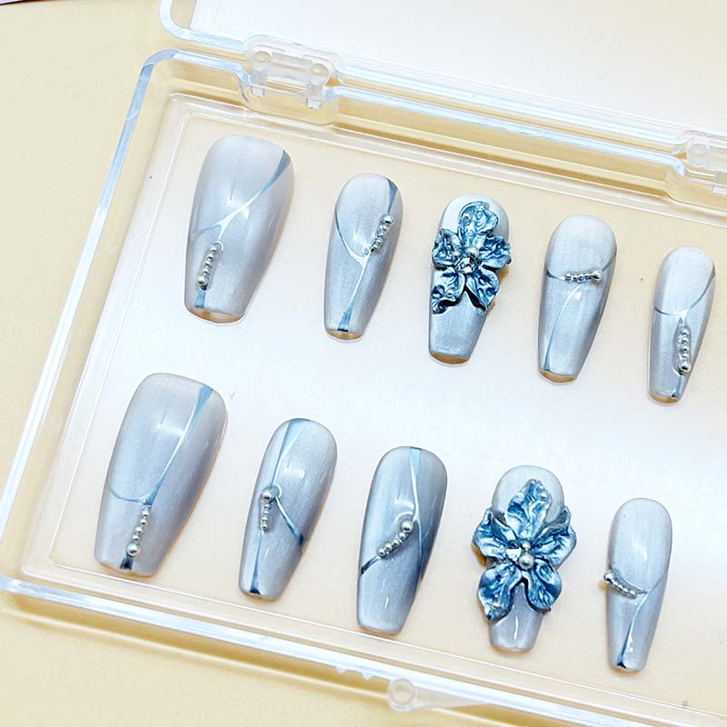 zb72..A display board featuring 24 beautiful and distinct styles of nail art.