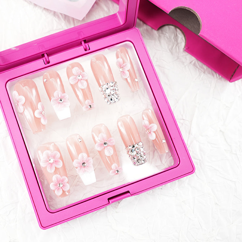 zb33..A variety of almond-shaped and square nails.