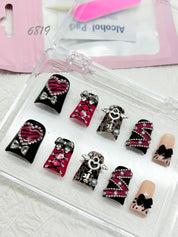 zb92..A wide variety of wearable nails in different styles.