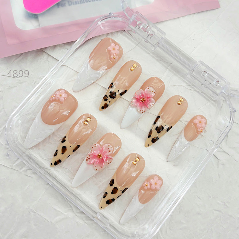 zb34..A collection of almond-shaped and square-shaped wearable nails