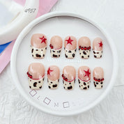 zb35..A variety of choices for almond-shaped and square-shaped wearable nails.