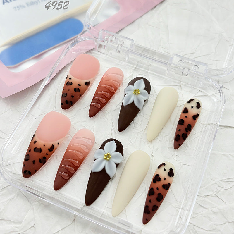 zb35..A variety of choices for almond-shaped and square-shaped wearable nails.