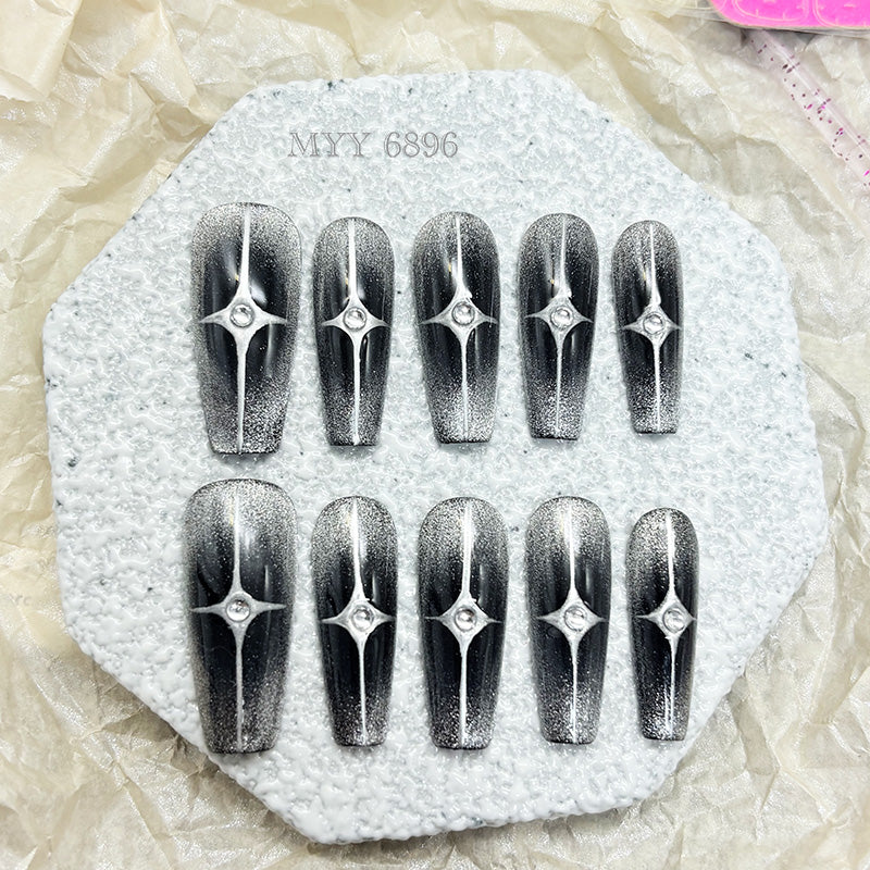 zb92..A wide variety of wearable nails in different styles.