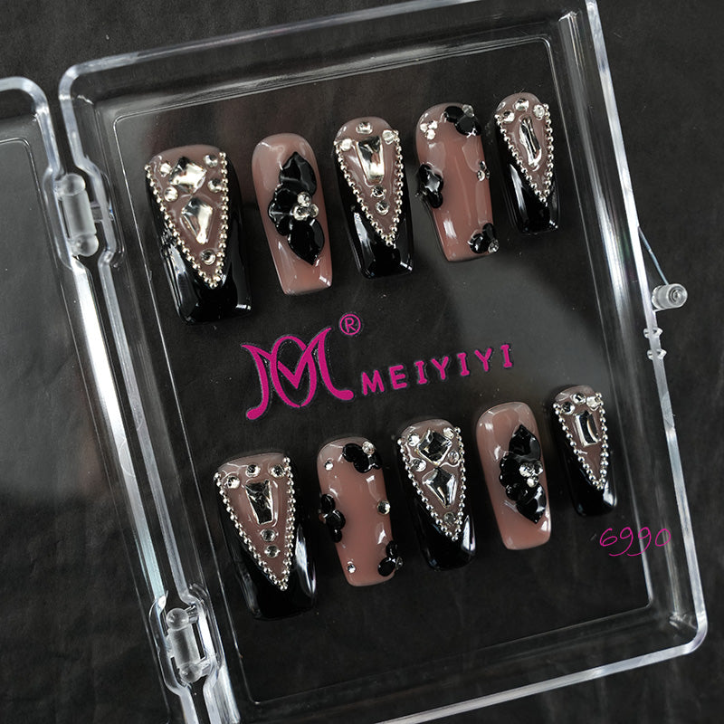 zb98..Nails of various styles.