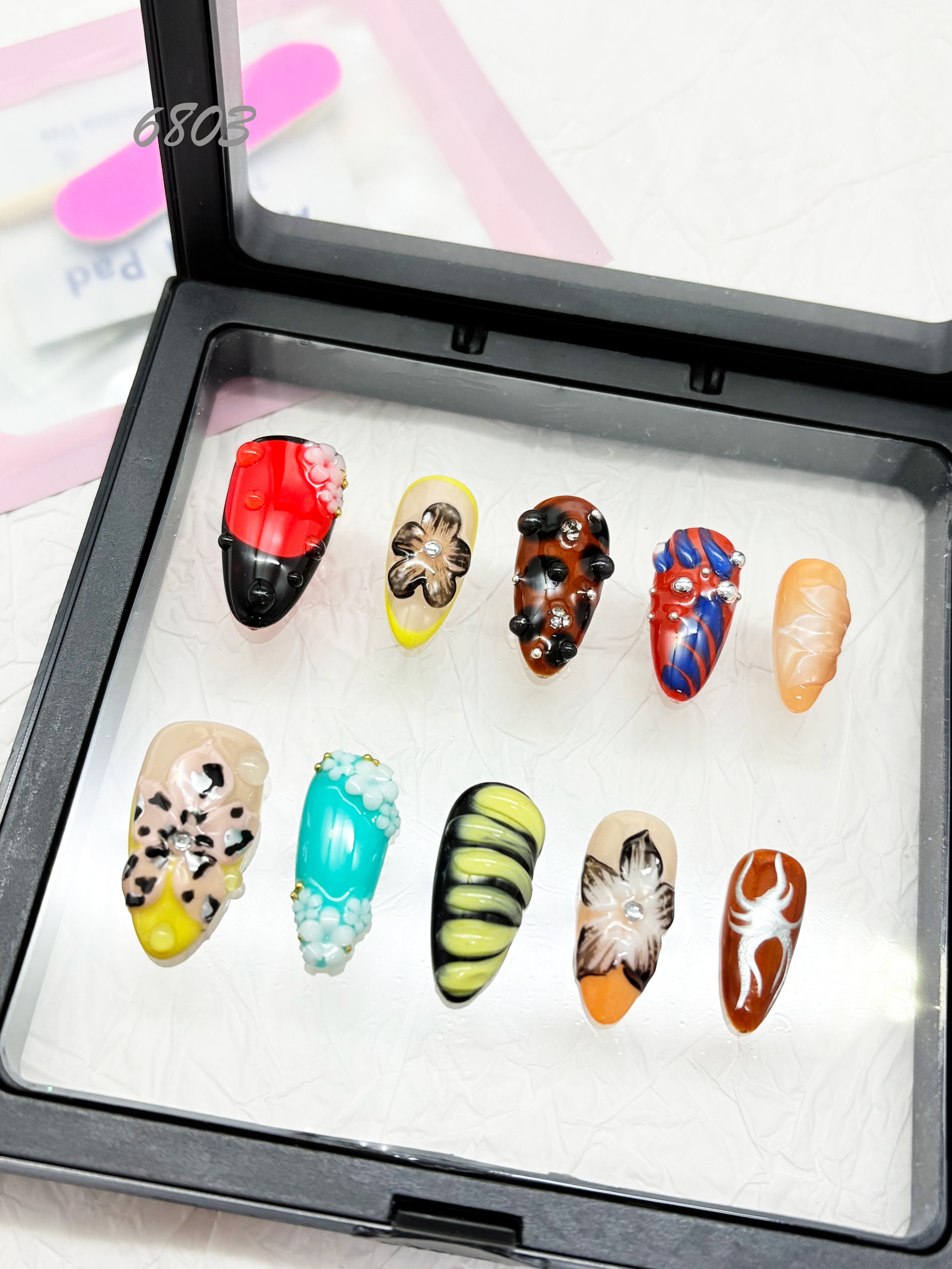 zb92..A wide variety of wearable nails in different styles.